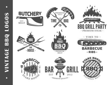 Klasik Barbekü Izgara Etiketleri beyaz arka planda izole edildi. Tasarım için BBQ Logo Şablonları. Vektör illüstrasyonları