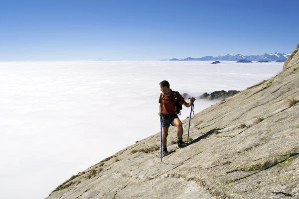 Trekking en los Alpes — Foto de Stock