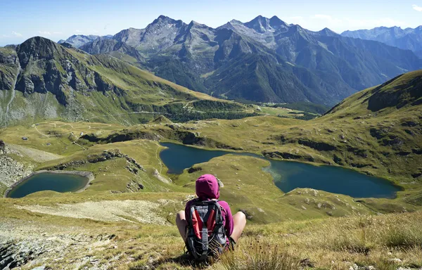Дівчина захоплюється гірськими озерами — стокове фото