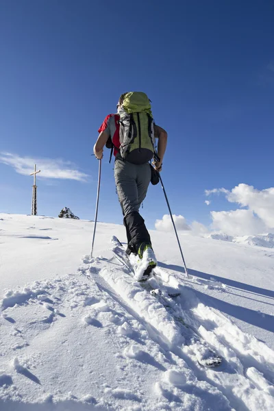 Skiër oplopend naar de top — Stockfoto