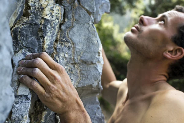 Hombre escalando en piedra caliza — Foto de Stock