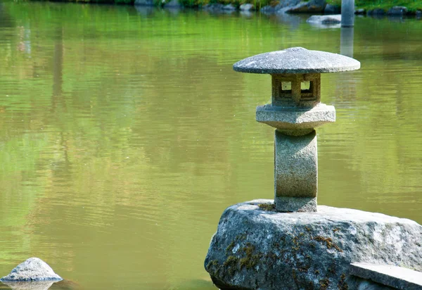 Lucerna na rybníku v japonské zahradě — Stock fotografie