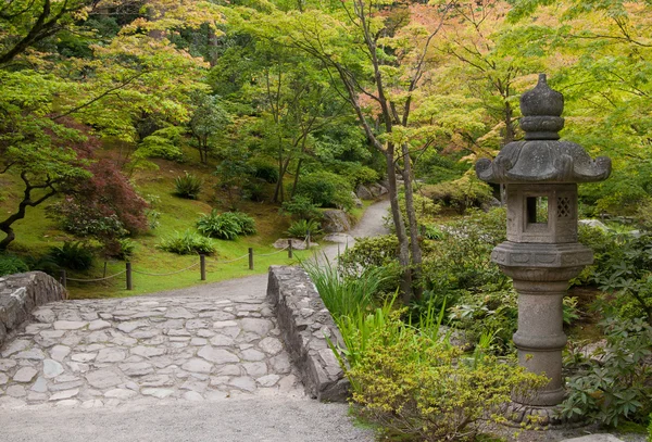 Lanterna antiga no jardim japonês — Fotografia de Stock