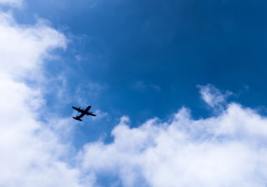 uçağın içinde mavi gökyüzü bulutlu