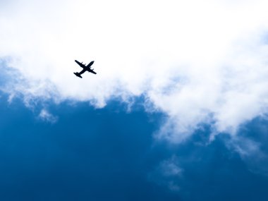 uçağın içinde mavi gökyüzü bulutlu