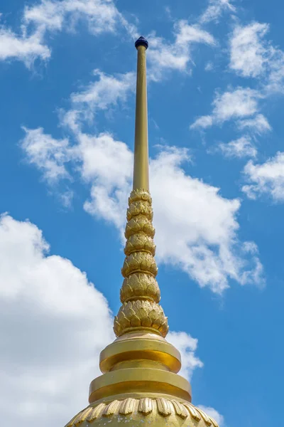 青空を背景に鮮やかな金色の塔 — ストック写真