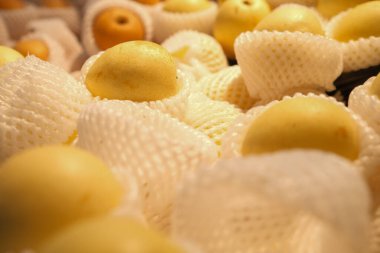 Süpermarketlerde taze armut satılıyor.