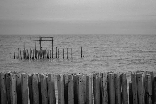 Τσιμεντένιος Φράχτης Στη Θάλασσα Είναι Μαύρος Και Λευκός — Φωτογραφία Αρχείου