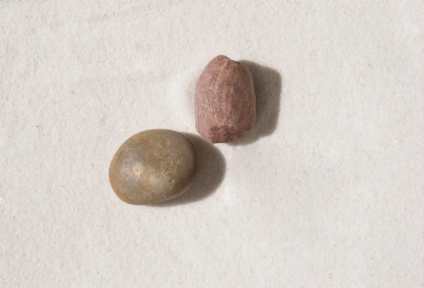 Δύο πέτρες ξαπλωμένοι στην αμμουδιά — Φωτογραφία Αρχείου