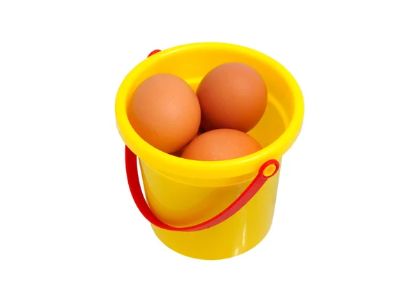塑料桶与鸡鸡蛋 — 图库照片