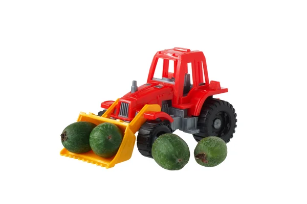 Trator de brinquedo com frutas no balde — Fotografia de Stock