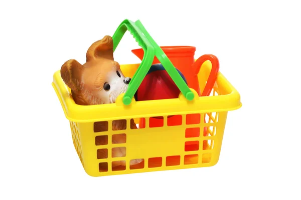 Brinquedos infantis de plástico em uma cesta — Fotografia de Stock