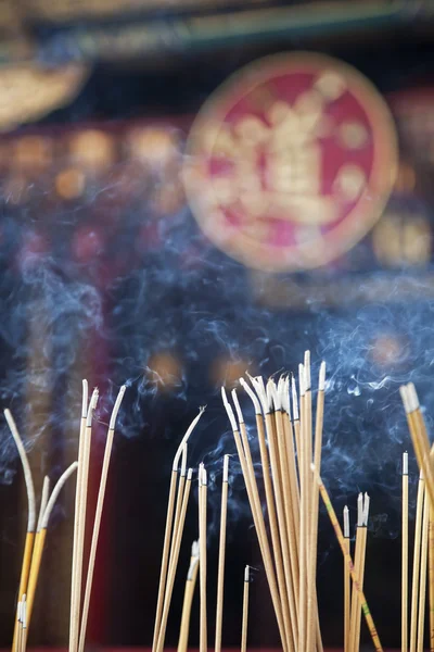 Incenso deixado a arder por adoradores no Templo Wong Tai Sin. Também conhecido como Sik Sik Yuen Wong Tai Sin Temple, é um templo taoísta está localizado em Kowloon, Hong Kong, China — Fotografia de Stock