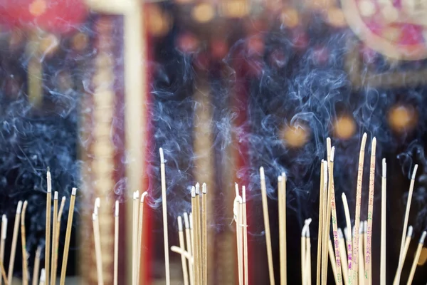 Incienso dejado ardiendo por los adoradores en el templo de Wong Tai Sin. También conocido como Sik Sik Yuen Wong Tai Sin Temple, es un templo taoísta se encuentra en Kowloon, Hong Kong, China —  Fotos de Stock