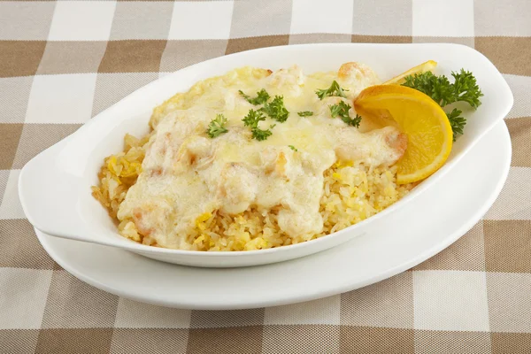 Garnelen und Reis abgetrennt mit einer köstlichen Sauce bedeckt — Stockfoto