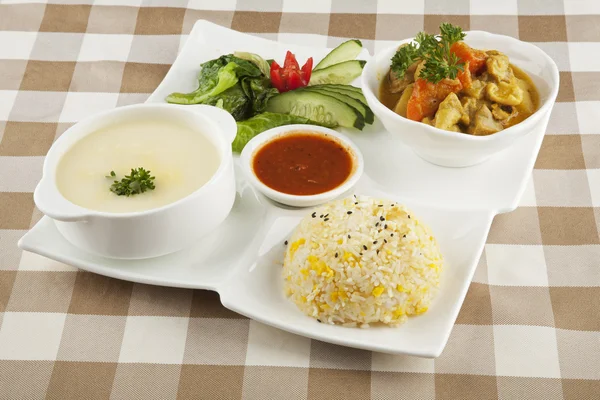 Смачна страва з яловичини з супом та рисом. З відсічним контуром — стокове фото