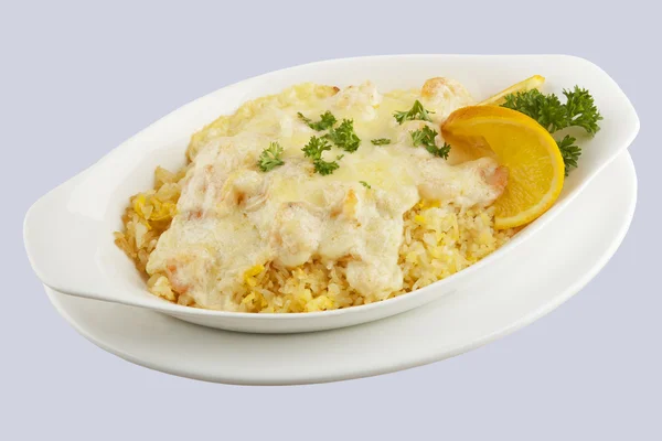 Camarão e arroz cortados cobertos com um delicioso molho — Fotografia de Stock