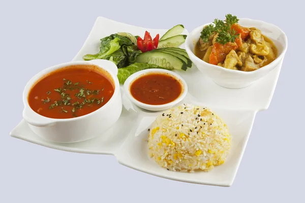 Curryhuhn, ein indisches Gericht, serviert mit Suppe und Reis mit Schneideweg. — Stockfoto