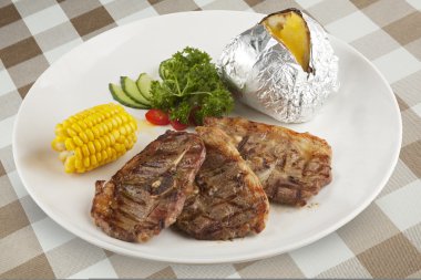 Kuzu kemiği ile et suyu ve Mısır ve fırında patates