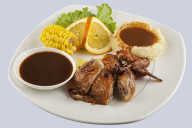 Tavuk patates püresi ve et suyu ve Mısır yan hizmet. kırpma yolu ile