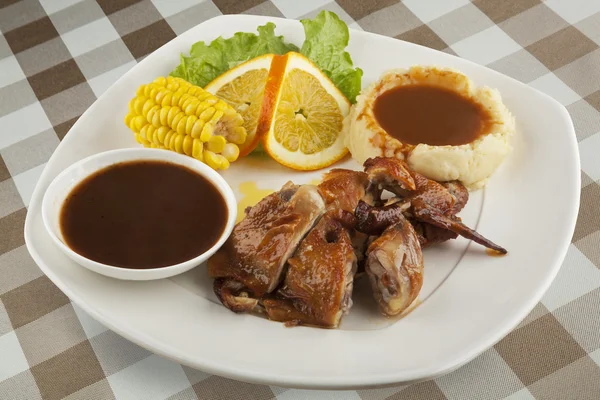Chicken served with mashed potatos and gravy and a side of corn. With clipping path — Stock Photo, Image