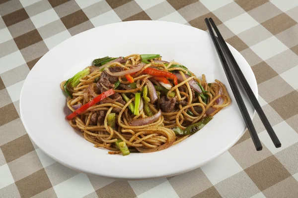 Chinese noedels met zwarte pepersaus met uitknippad. — Stockfoto