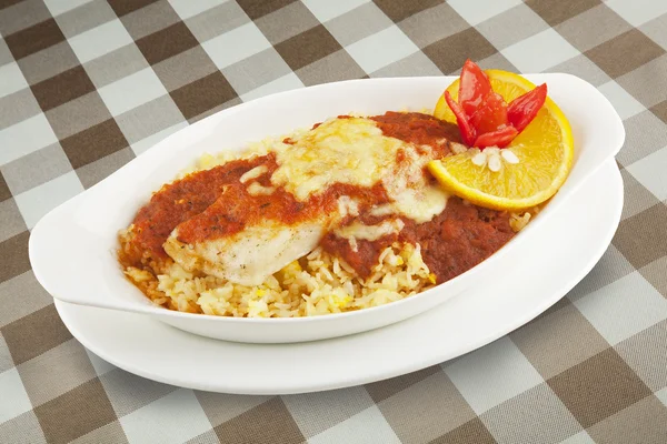 Fisch und Reis abgetrennt mit einer köstlichen Sauce mit Clipping Pfad bedeckt — Stockfoto