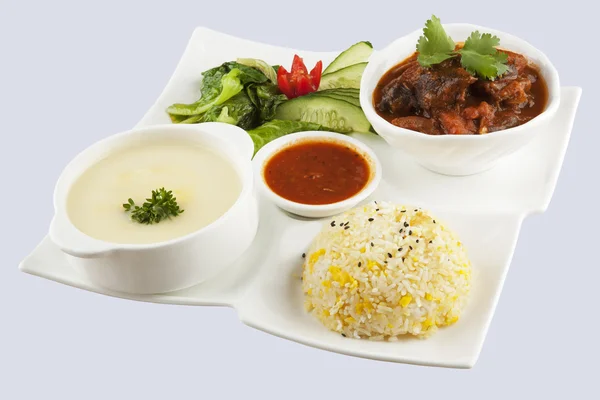 咖喱的鸡印度菜肴与汤和米饭与剪切路径. — 图库照片