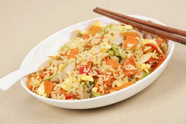 Китайский жареный рис или Мефан, как его называют в Китае — стоковое фото