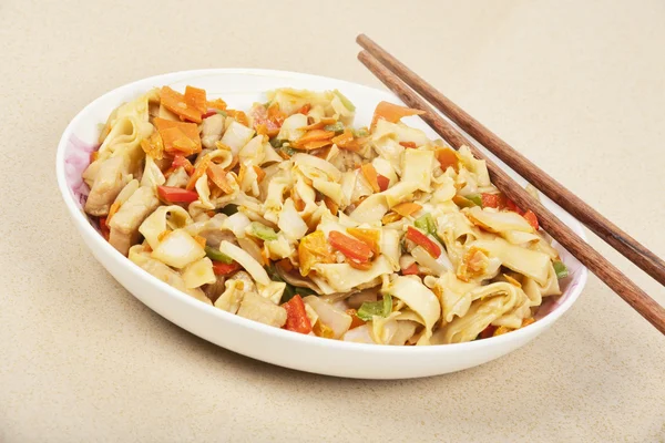 Tagliatelle di riso fritto cinese o Chaofen come è noto in Cina — Foto Stock