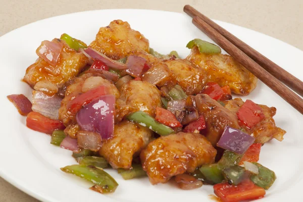 Eine köstliche chinesische Mahlzeit aus süßem und saurem Fisch — Stockfoto