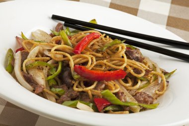 kara biber sosu ile Çin eriştesi