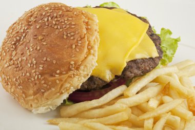 lezzetli Peynirli hamburger patates kızartması ile