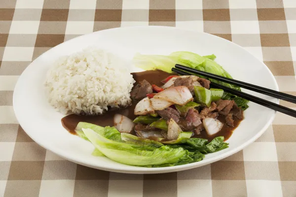 Carne de bovino chinesa, legumes e arroz — Fotografia de Stock