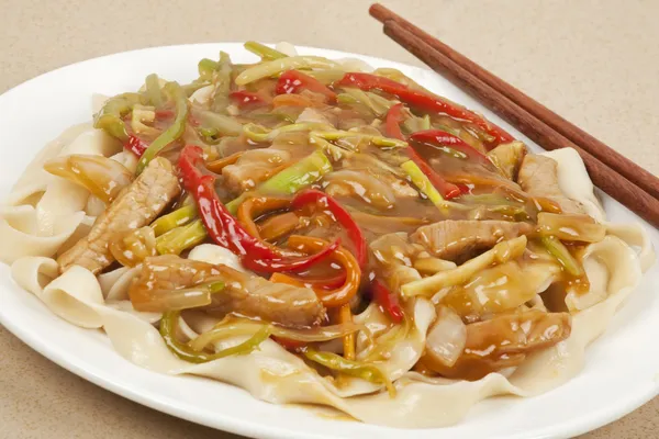 Ein köstliches chinesisches Abendessen mit Schweinefleisch lo mein — Stockfoto