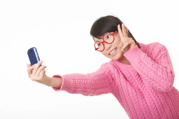 Bella donna asiatica che utilizza un cellulare per scattare un selfie isolato su uno sfondo bianco — Foto Stock