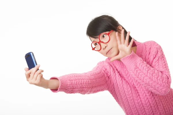 Mulher asiática bonita usando um telefone celular para tirar uma selfie isolada em um fundo branco — Fotografia de Stock