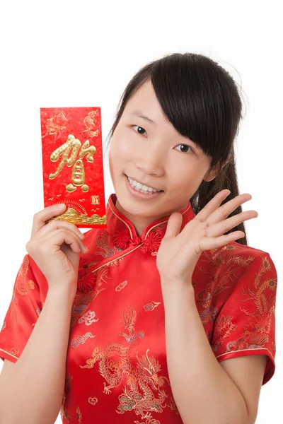 Όμορφη κινεζική γυναίκα κρατώντας ένα κόκκινο φάκελο που χρησιμοποιείται για να δώσει ένα δώρο των χρημάτων για το κινεζικό νέο έτος και να απομονωθεί σε λευκό φόντο — Φωτογραφία Αρχείου