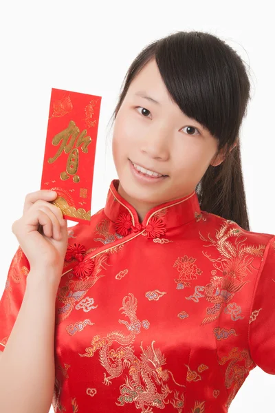 Όμορφη κινεζική γυναίκα κρατώντας ένα κόκκινο φάκελο που χρησιμοποιείται για να δώσει ένα δώρο των χρημάτων για το κινεζικό νέο έτος και να απομονωθεί σε λευκό φόντο — Φωτογραφία Αρχείου