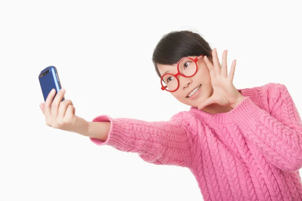 Bella donna asiatica che utilizza un cellulare per scattare un selfie isolato su uno sfondo bianco — Foto Stock