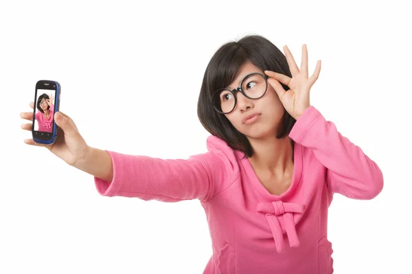 Mulher asiática bonita usando um telefone celular para tirar uma selfie isolada em um fundo branco — Fotografia de Stock