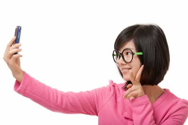 Belle femme asiatique utilisant un téléphone portable pour prendre un selfie isolé sur un fond blanc — Photo