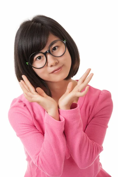 Smuk asiatisk kvinde viser en smule holdning isoleret på en hvid baggrund - Stock-foto