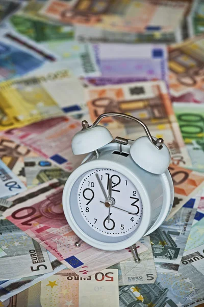 Foto mostrando Tempo é Dinheiro com relógio e notas do Euro Bank — Fotografia de Stock