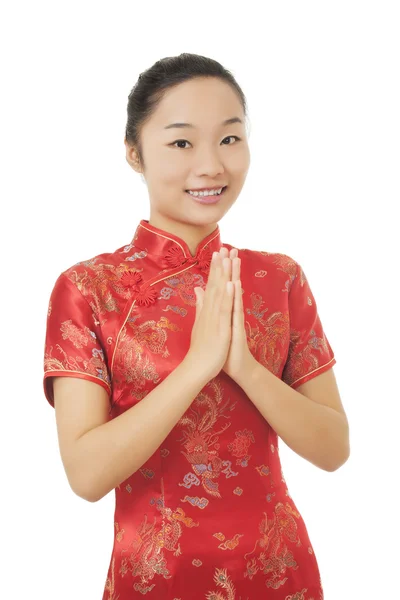 Mulher chinesa bonita vestindo um vestido tradicional conhecido como um Cheongsam ou Chipao isolado em um fundo branco — Fotografia de Stock