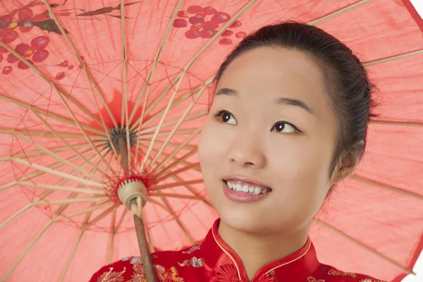 Hermosa mujer china con un vestido tradicional conocido como Cheongsam o Chipao — Foto de Stock