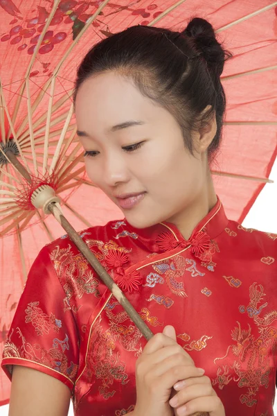 Красивая китаянка в традиционном платье, известном как Чонсам или Чипао на белом фоне — стоковое фото