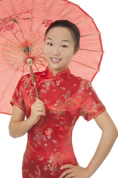 Piękna kobieta chiński noszenia tradycyjnych strojów, znany jako Cheongsam lub Chipao na białym tle na białym tle — Zdjęcie stockowe