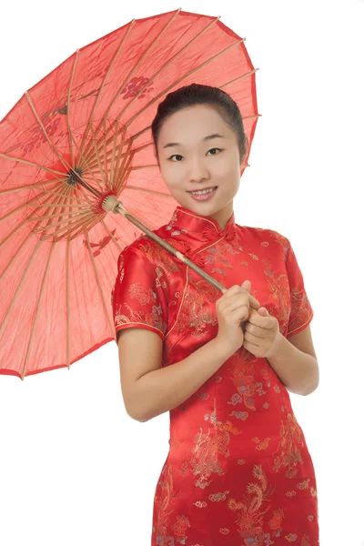 Όμορφη κινεζική γυναίκα φοράει ένα παραδοσιακό φόρεμα γνωστό ως ένα Cheongsam ή Chipao απομονωθεί σε λευκό φόντο — Φωτογραφία Αρχείου