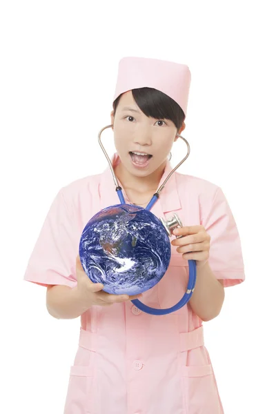 Un ritratto di una bella infermiera asiatica che usa uno stetoscopio per controllare la salute della terra isolata su uno sfondo bianco. Elementi di questa immagine forniti dalla NASA — Foto Stock